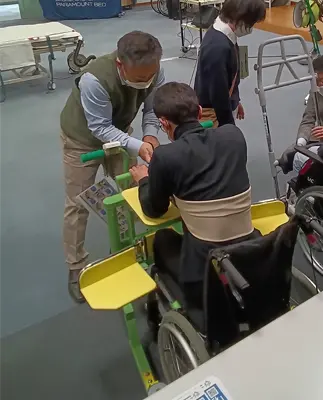 介護ロボット「移乗です」Ⅱ_ノーリフティング3