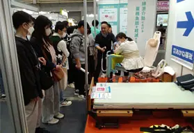 介護ロボット「移乗です」Ⅱ_「バリアフリー2025」10