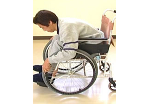 アルミ前方大車輪車椅子_円背の方も簡単_image02